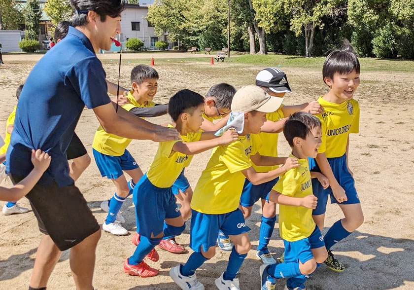 様々な年齢の子と共に楽しく学ぶサッカー